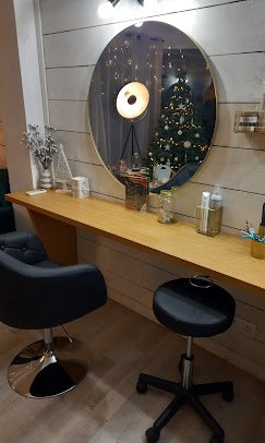 Poste coiffure au miroir rond